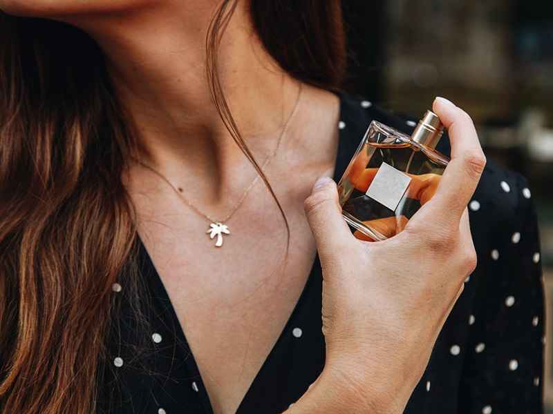بهترین عطرهای زنانه برای محل کار