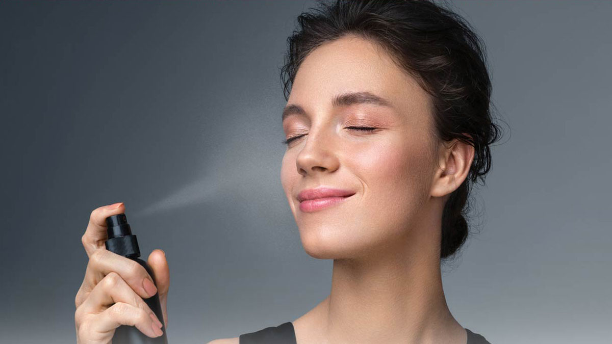 اسپری فیکس یا پودر فیکس؟ راز ماندگاری آرایش اینجاست!