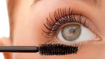 اشتباهاتی که باعث چسبیدن مژه‌ها با ریمل می‌شوند + راه‌حل
