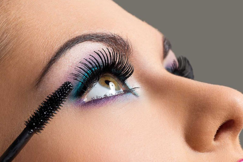 ریمل زدن روی مژه‌های مرطوب یا چرب