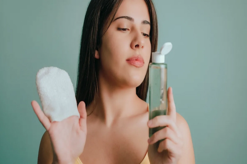 ویژگی‌های بهترین میسلار واتر برای پوست خشک