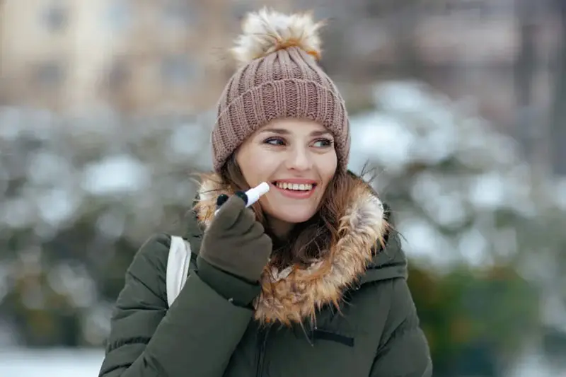 مراقبت ویژه از دور چشم و لبها